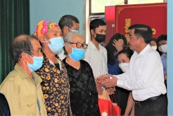 Chủ nhiệm Ủy ban Kiểm tra Trung ương tặng quà cho người lao động, hộ nghèo ở Quảng Bình