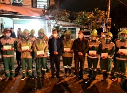 LĐLĐ Thừa Thiên Huế thăm, tặng quà cho công nhân lao động làm việc trong đêm giao thừa