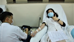 Hàng trăm đoàn viên Bệnh viện Trung ương Huế tham gia hiến máu đầu năm mới