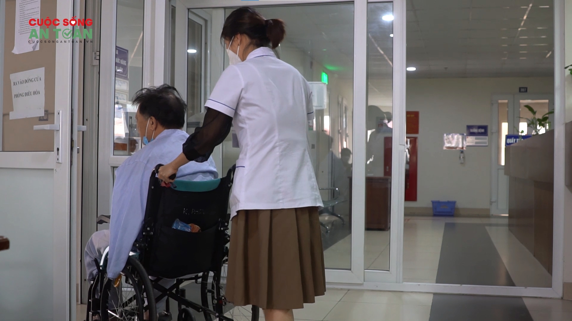 Bệnh nhân Bệnh viện Tuệ Tĩnh: Bệnh viện nợ lương bác sĩ nản lòng thì chúng tôi cũng rút