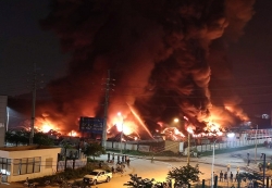 Cháy lớn tại công ty chuyên sản xuất sàn nhựa ở Bắc Giang