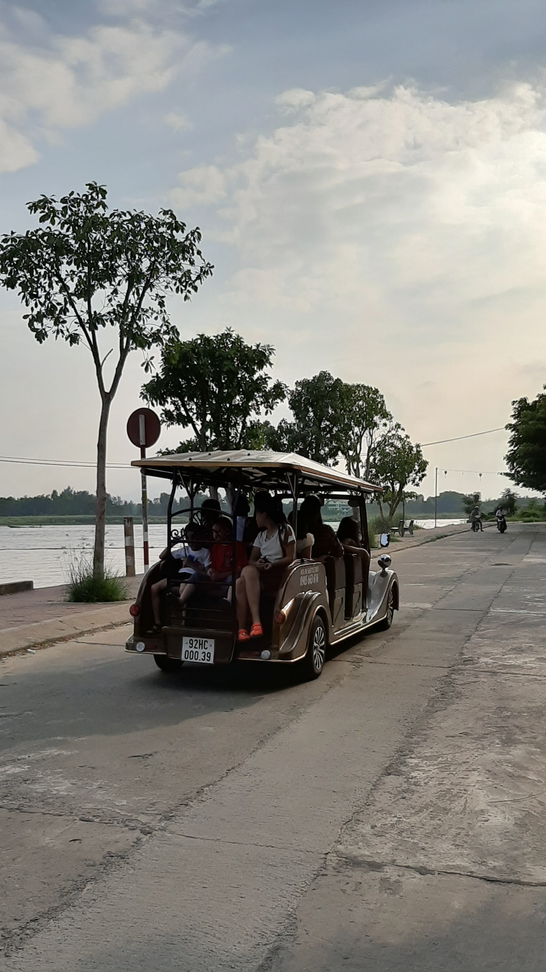 du khach den hoi an tha ho lua chon xe van chuyen chay bang dien