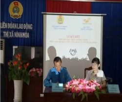 LĐLĐ thị xã Ninh Hòa tuyên truyền bảo hiểm tự nguyện cho nghiệp đoàn xe ôm