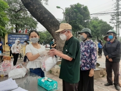 "Hạt gạo nghĩa tình" tiếp tục đến với người khó khăn tại Kim Giang, Hà Nội