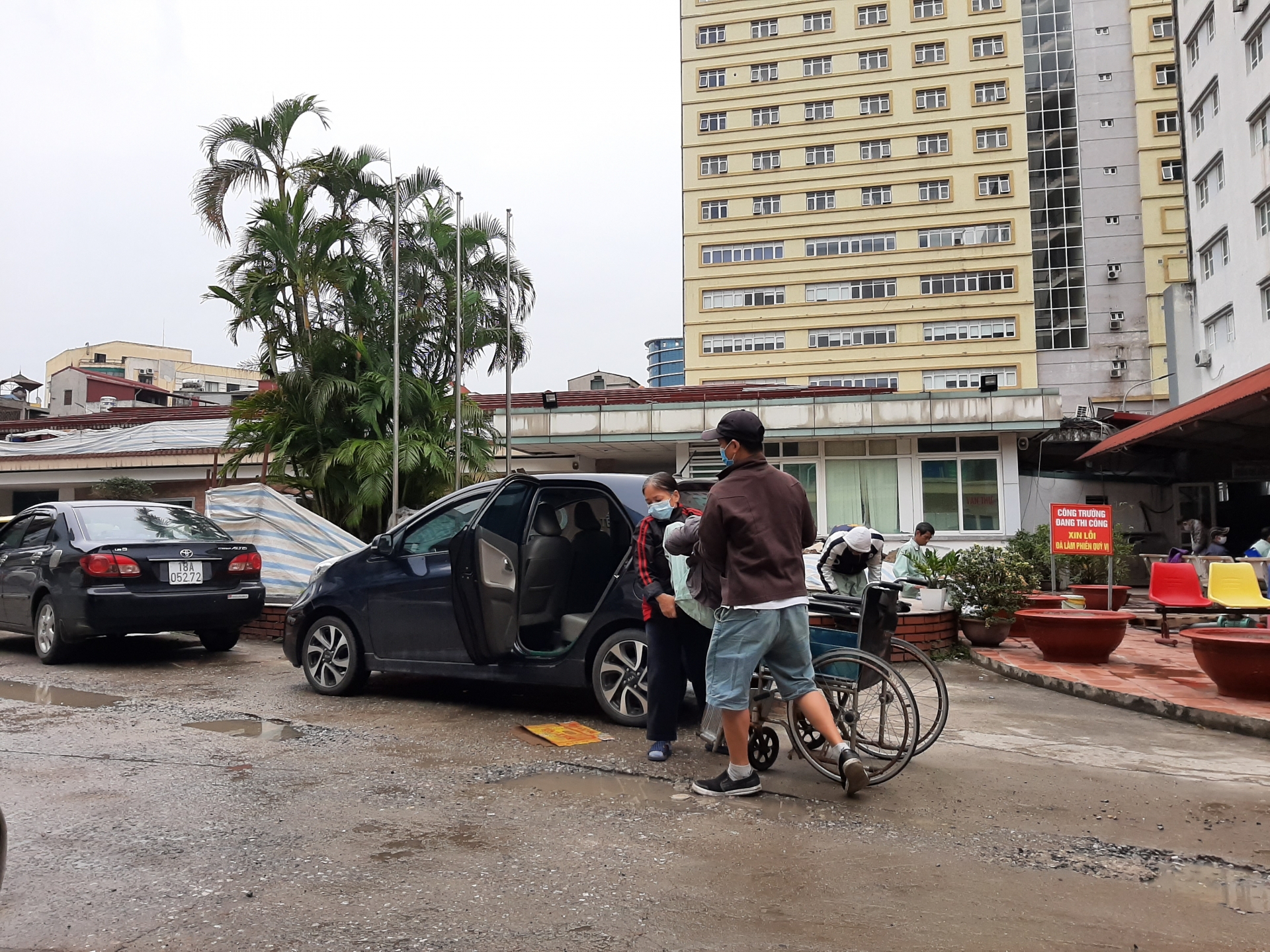 benh vien than ha noi don tiep dong benh nhan den kham dieu tri sau khi het cach ly