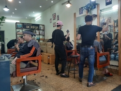 Hà Nội: Quán cà phê, cắt tóc, gội đầu đông "như hội" sau giãn cách xã hội