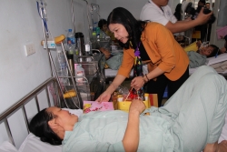 Tặng quà cho bệnh nhân Bệnh viện ung bướu Hà Nội