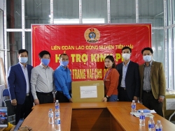 Trao tặng 3.000 khẩu trang cho đoàn viên Công ty Da giày Thuận Phát