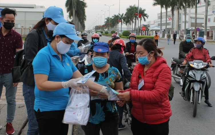 Mỗi khẩu trang phát tặng công nhân lao động sẽ là một “tuyên truyền viên”