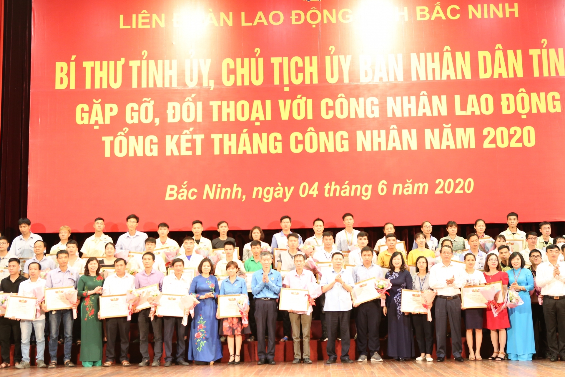 bi thu tinh uy chu tich ubnd tinh bac ninh doi thoai voi cong nhan lao dong