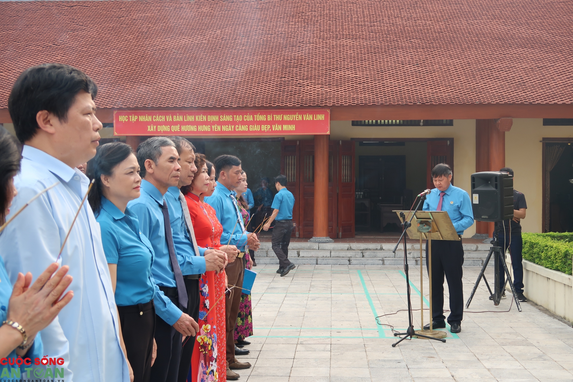 Đoàn cán bộ công đoàn tiêu biểu dâng hương tưởng niệm đồng chí Nguyễn Văn Linh