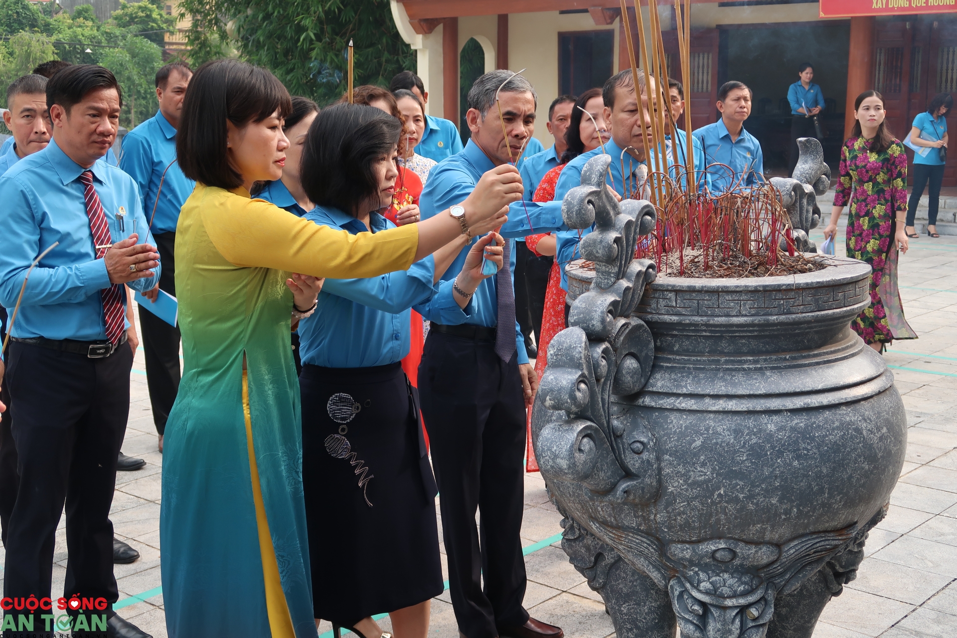 doan can bo cong doan tieu bieu dang huong tuong niem dong chi nguyen van linh