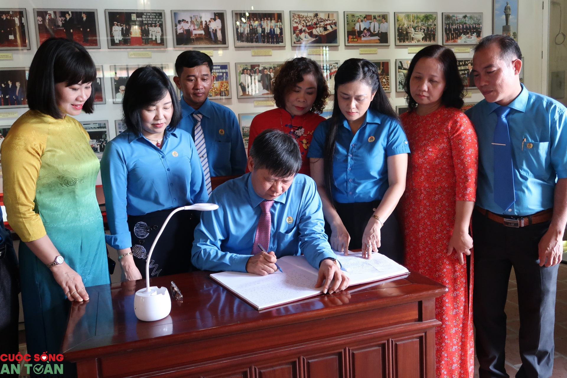 doan can bo cong doan tieu bieu dang huong tuong niem dong chi nguyen van linh