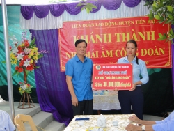 Liên đoàn Lao động huyện Tiền Hải trao kinh phí hỗ trợ đoàn viên xây nhà mái ấm