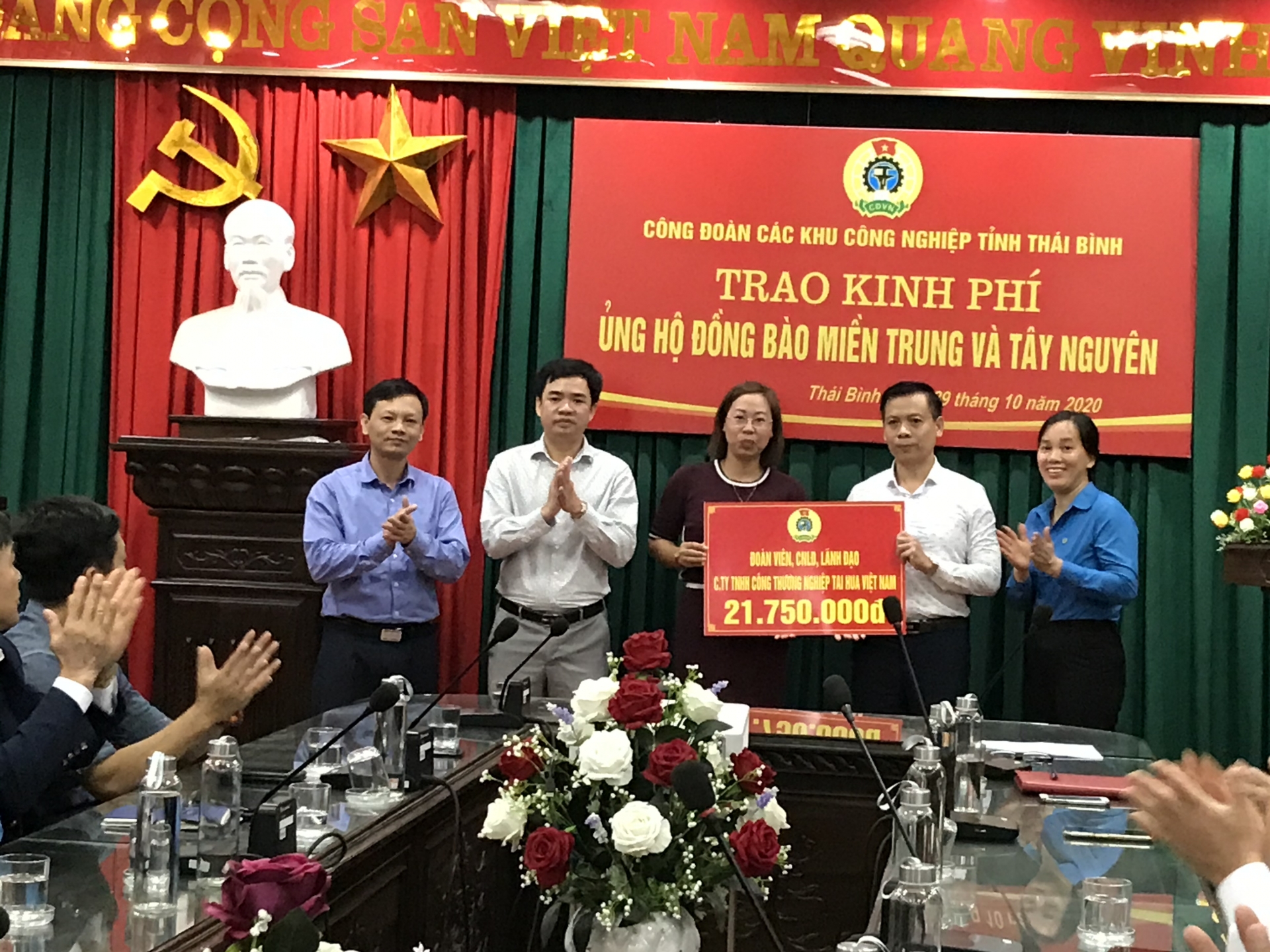 Công đoàn các KCN tỉnh Thái Bình trao gần 470 triệu đồng ủng hộ đồng bào bị bão lũ