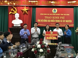 Công đoàn các KCN tỉnh Thái Bình trao gần 470 triệu đồng ủng hộ đồng bào bị bão lũ