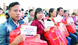 lanh dao tinh binh duong tien cong nhan ve que don tet