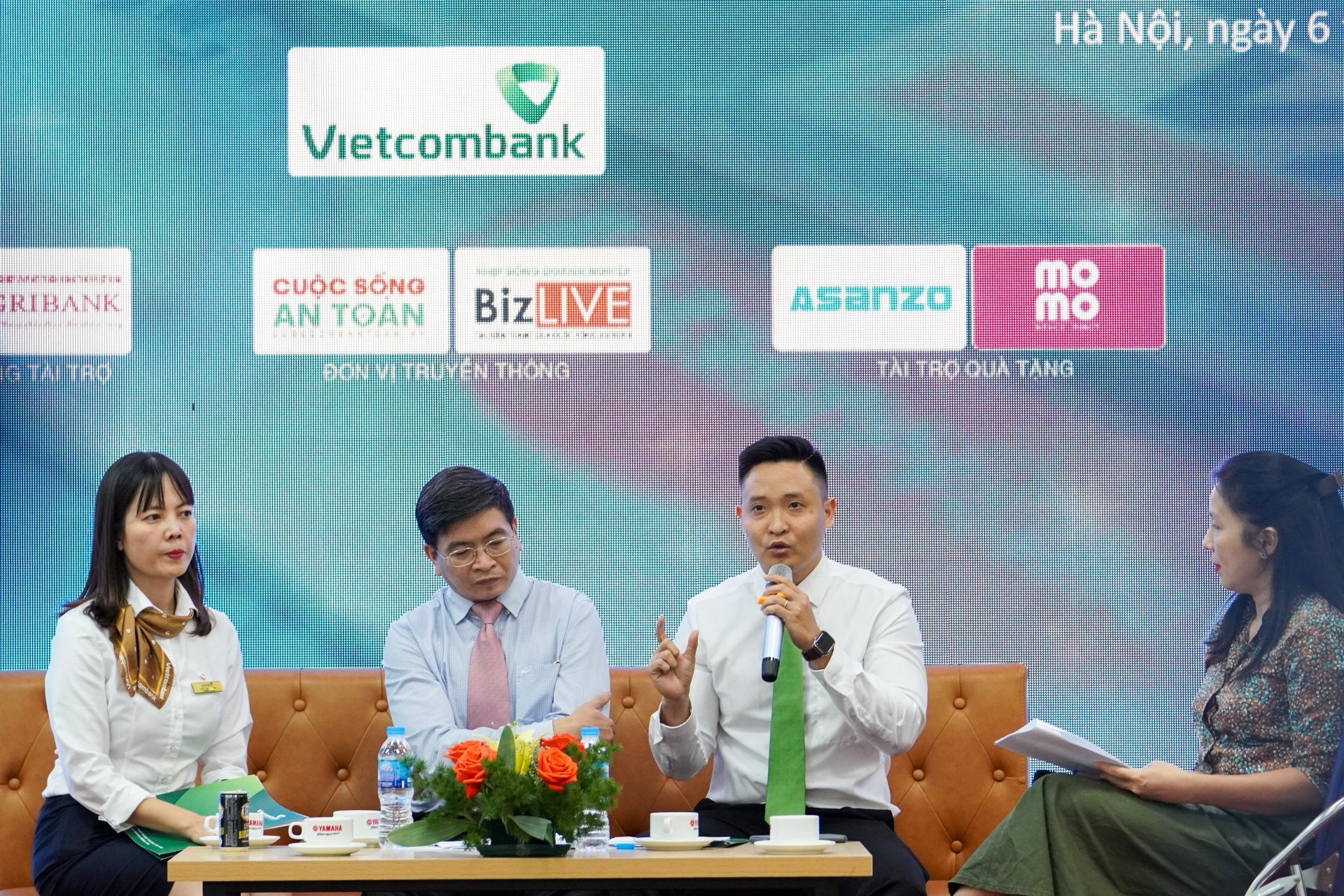 Vietcombank Đông Anh đồng hành cùng công nhân hướng tới chi tiêu không dùng tiền mặt