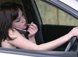 Phụ nữ lái xe ô tô - Những bí quyết bỏ túi giúp chị em lái xe an toàn