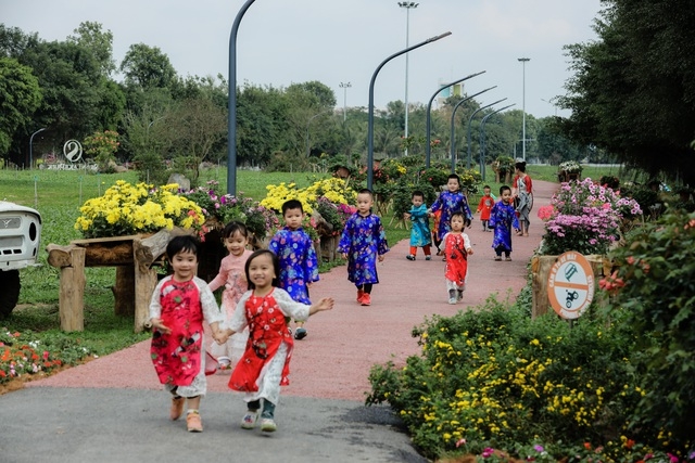 Chúc Tết là một trong những ngày quan trọng nhất trong năm tại Việt Nam. Hãy cùng xem hình ảnh tươi vui, đầy sắc màu và ý nghĩa nhất về Chúc Tết để cảm nhận được tình cảm của người Việt trong dịp này.