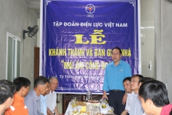 ha tinh trao ho tro 9 can nha mai am cong doan dip 2010