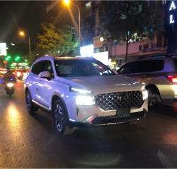 Hyundai SantaFe 2021 chưa biển số bất ngờ chạy trên phố Hà Nội