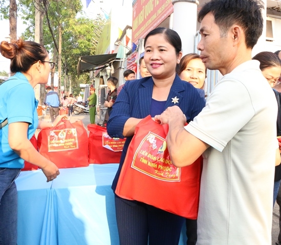 binh phuoc am ap chuyen xe nghia tinh dua cong nhan ve que don tet