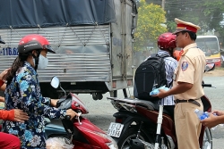 Cảnh sát giao thông An Giang phát nước uống, khẩu trang miễn phí cho người dân