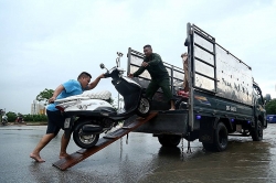 Hà Nội: dịch vụ cứu hộ kiếm tiền triệu "ăn theo" mưa ngập