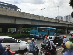 ha tinh thieu nu 17 tuoi tu nan vi vuong vao day dien giua duong