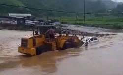 Clip: Cố tình qua đập tràn khi nước lũ, ô tô bị cuốn trôi