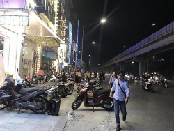 Chiếm dụng lòng đường Nguyễn Trãi thành nơi đỗ xe, nguy cơ tai nạn rình rập
