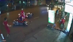 Nữ Ninja suýt mất con vì dừng xe giữa đường để mặc áo mưa