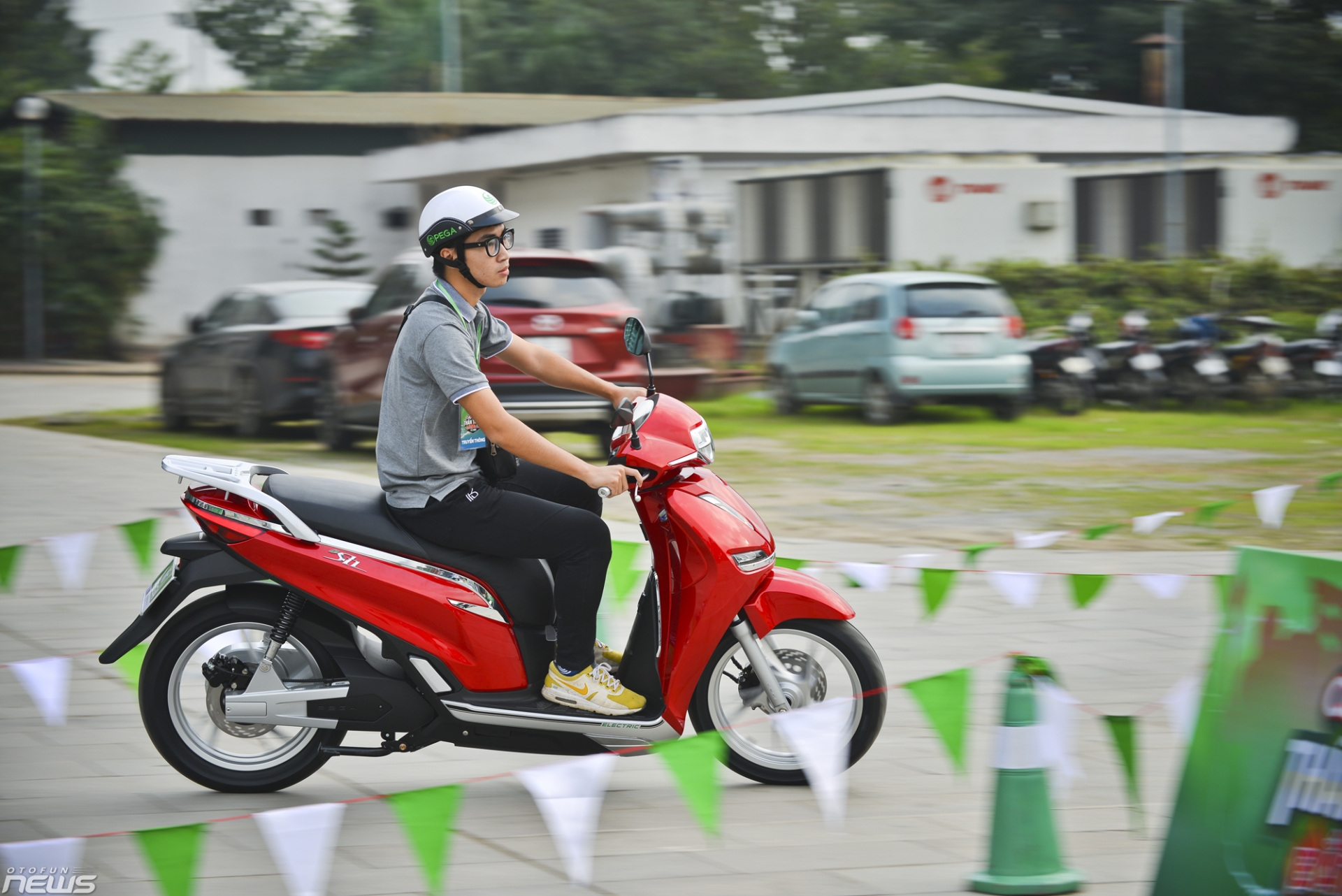 danh gia nhanh pega esh xe may dien banh lon tu tin so sanh voi honda sh