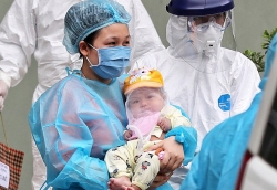 Bé gái 3 tháng tuổi nhiễm Covid-19 được xuất viện