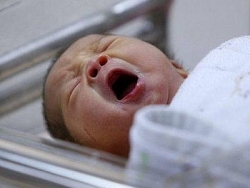 Em bé 17 ngày tuổi tại Vũ Hán tự hồi phục sau khi nhiễm virus corona