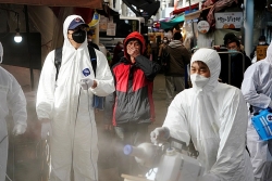 Cô gái Hàn Quốc nhiễm virus corona nhổ nước bọt vào nhân viên y tế ở Daegu