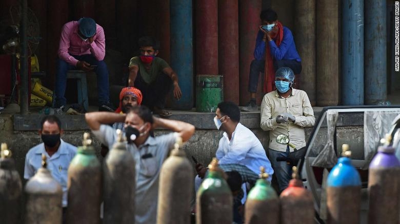 Ấn Độ: Tình nguyện viên quỳ xuống cầu xin người dân hãy đeo khẩu trang