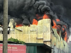 Công ty nhựa tại Long Biên bốc cháy dữ dội, chưa rõ thiệt hại về tài sản