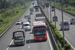 Đường cao tốc TP.HCM - Trung Lương xuống cấp sau khi ngừng thu phí