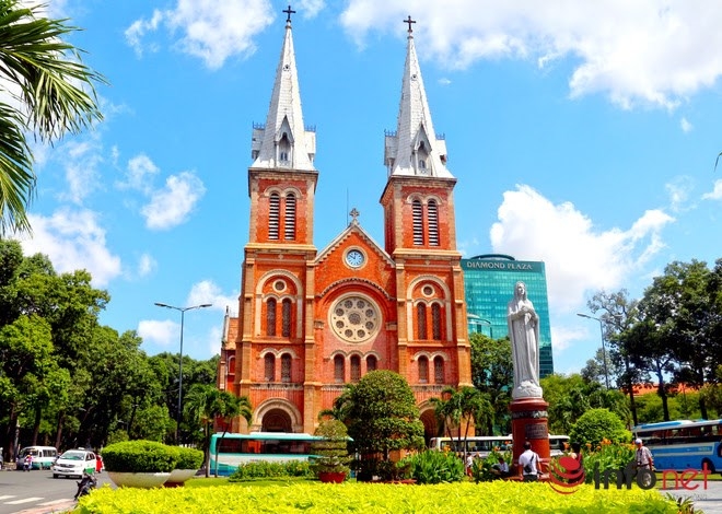 vi sao mat bang o xung quanh nha tho duc ba luon duoc san don