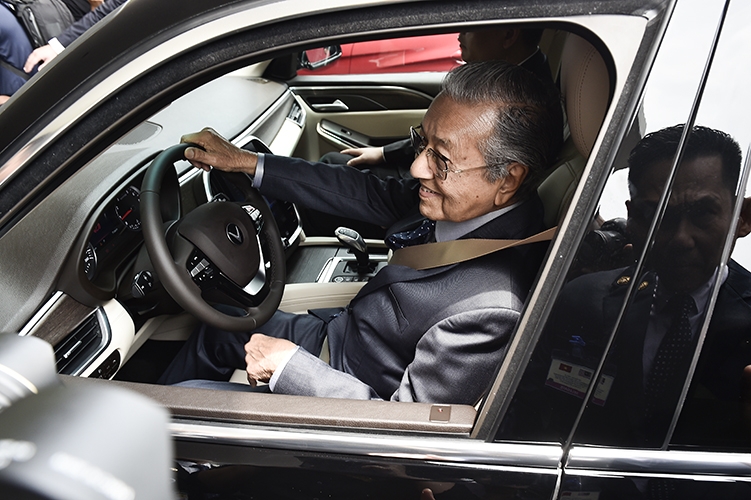 thu tuong malaysia mahathir mohamad lai thu xe vinfast lux sa20