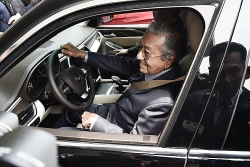 Thủ tướng Malaysia Mahathir Mohamad lái thử xe VinFast Lux SA2.0