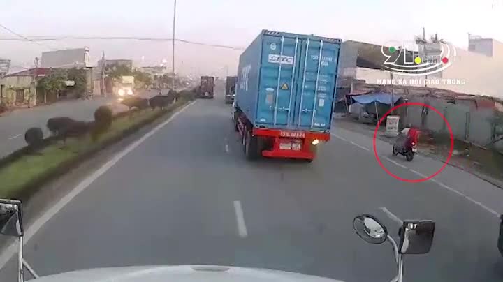 Vượt ẩu, liều mạng cắt đầu xe container, hai người đi xe máy suýt phải trả giá đắt