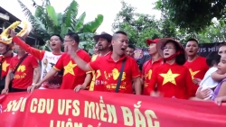 Hàng trăm người hâm mộ rủ nhau sang Thái Lan cổ vũ cho đội tuyển Việt Nam