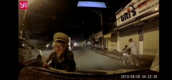 “Lạnh gáy” cảnh tượng người phụ nữ lớn tuổi chặn đầu ô tô để bán vé số