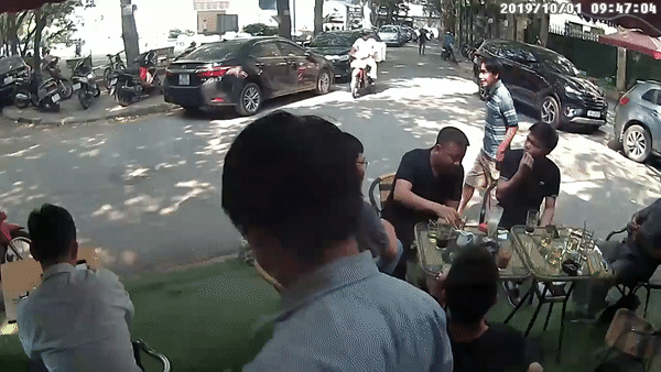 Hai người đàn ông hành xử đẹp sau khi va chạm giao thông