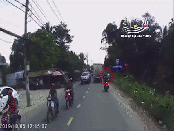 Lao sang làn đường ngược chiều, người đàn ông đi xe máy bị xe tải tông trúng
