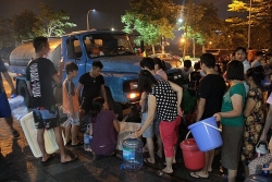 Hà Nội cung cấp nước miễn phí cho dân sau sự cố nước sông Đà nhiễm dầu thải