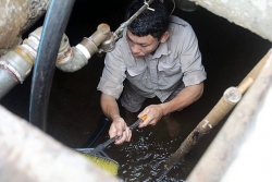 Công ty Viwaco súc xả bể nước bị nhiễm “mùi lạ” cho một số khu chung cư